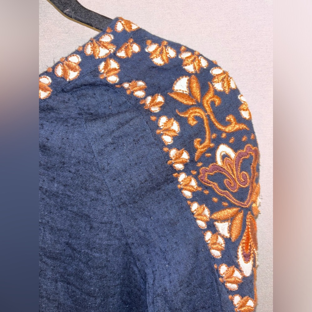 Free people bell sleeve crop top size XS embroidered paisley pattern navy blue - Picture 6 of 8